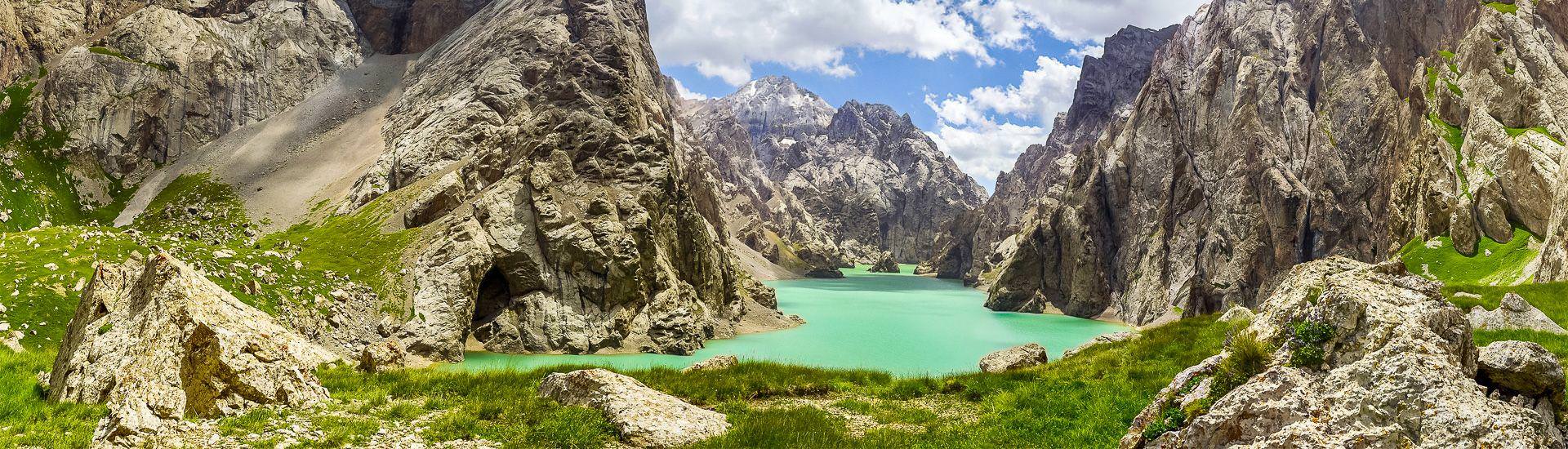 Der beeindruckende Bergsee Kel Suu in Kirgisistan |  Vasca, iStockphoto / Chamleon