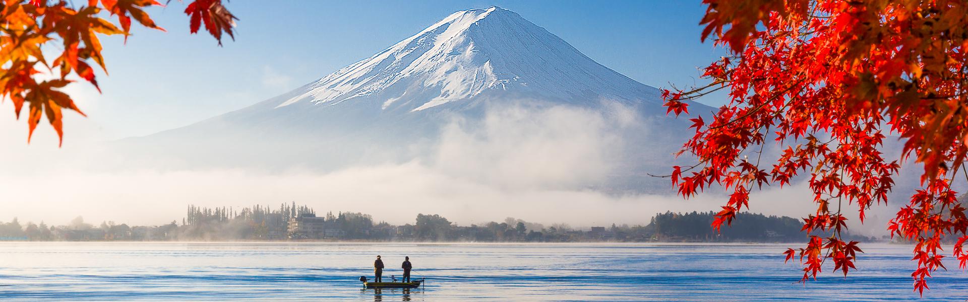 Mount Fuji und der See im herbstlichen Morgennebel |  jiratto, iStockphoto.com / Chamleon