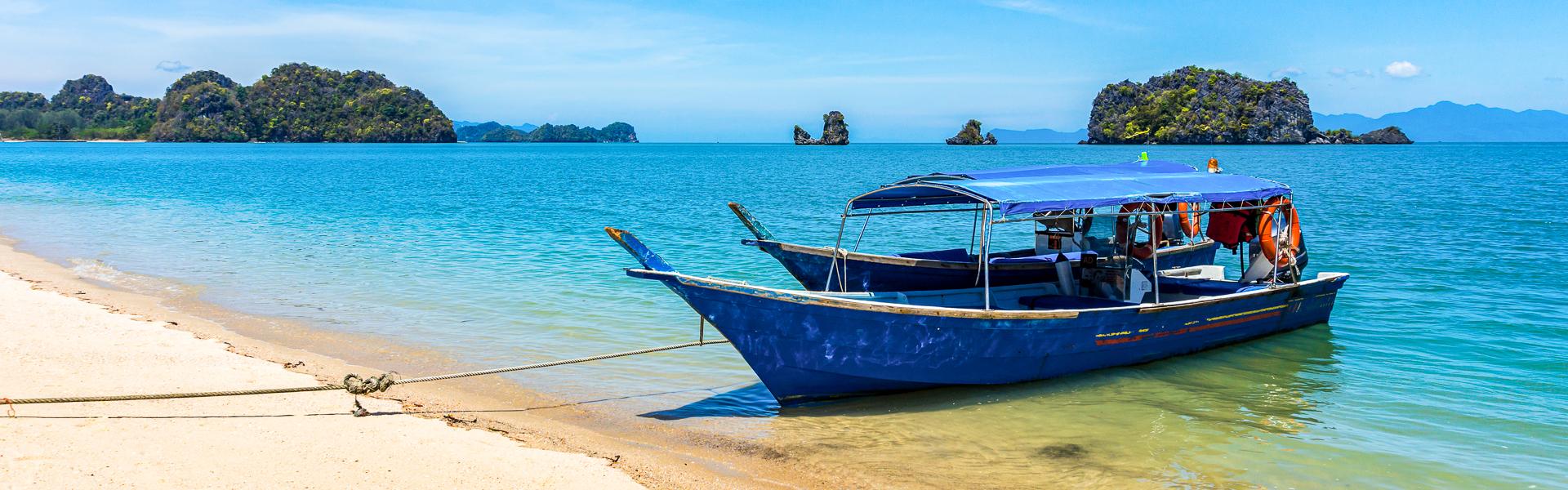 Traditionelles Holzboot am tropischen Strand auf Langkawi |  Leonid Sorokin, iStockphoto.com / Chamleon