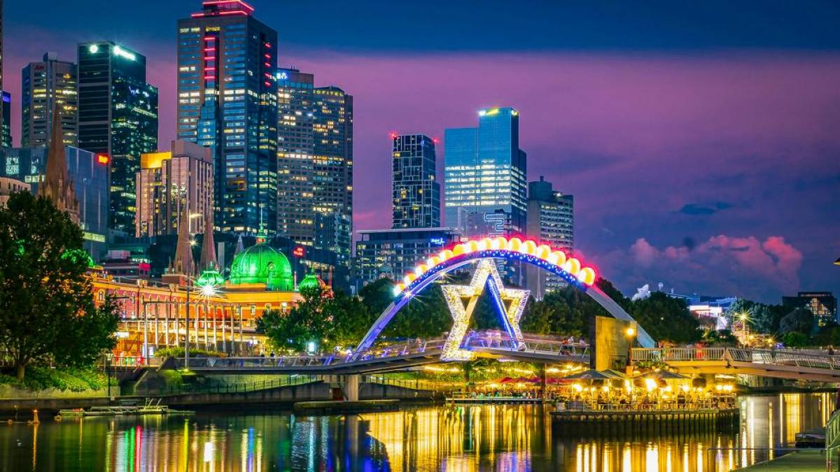Melbourne bei Nacht | © Mon Esprit, Unsplash / Chamäleon Melbourne bei Nacht | © Mon Esprit, Unsplash / Chamäleon