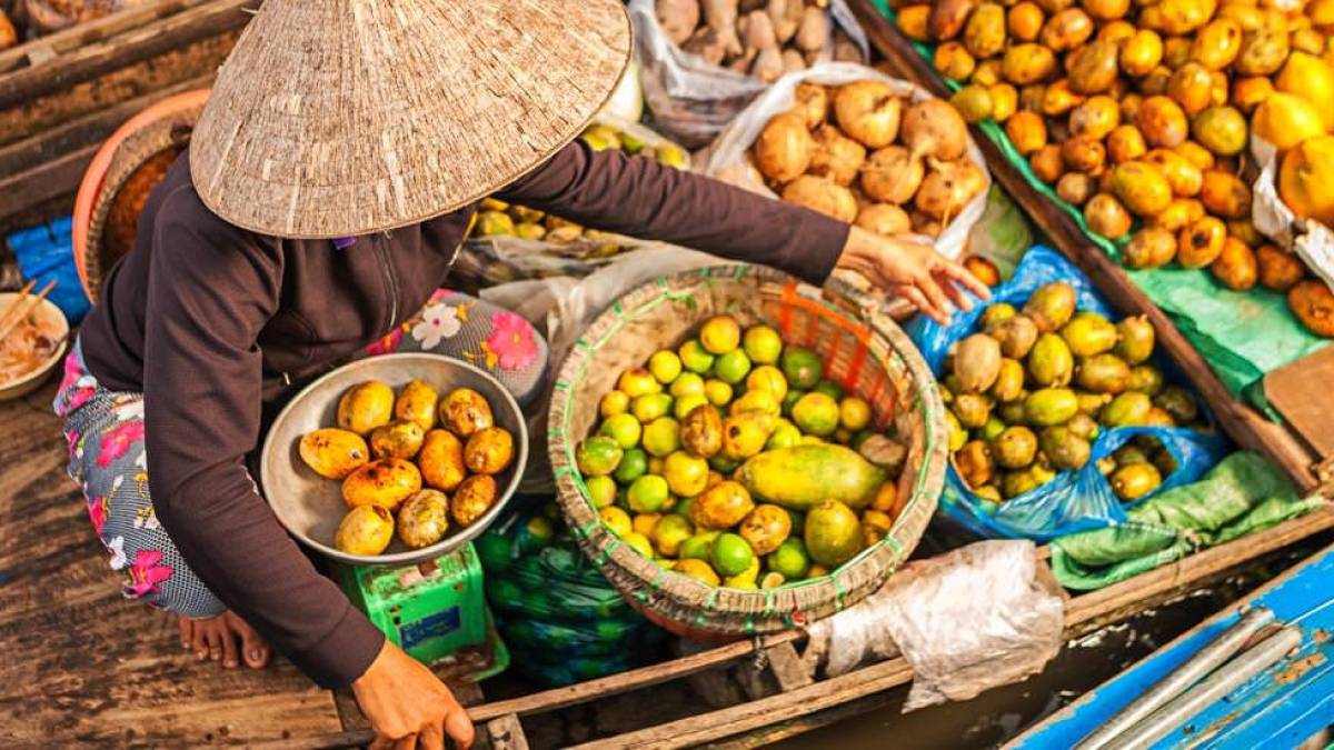 Frau auf dem schwimmenden Markt im Mekong-Delta | © Bartosz Hadyniak, iStockphoto / Chamäleon Frau auf dem schwimmenden Markt im Mekong-Delta | © Bartosz Hadyniak, iStockphoto / Chamäleon