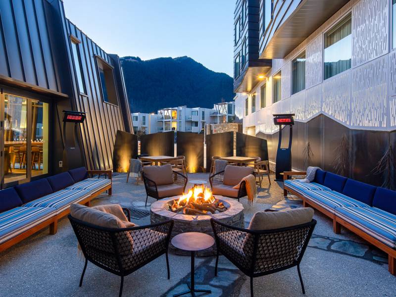 Terrasse |  Marina Mathews, Holiday Inn Express & Suites / Chamleon