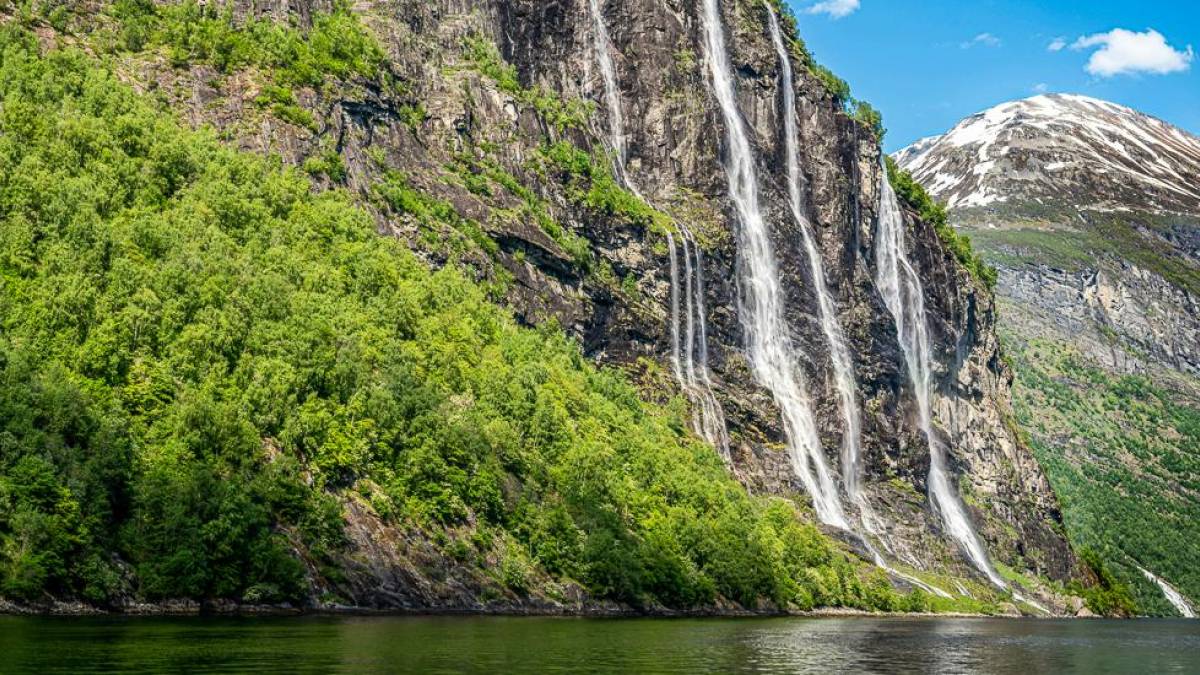 Wasserfall Sieben Schwestern im Geirangerfjord | © R Gray, Unsplash / Chamäleon Wasserfall Sieben Schwestern im Geirangerfjord | © R Gray, Unsplash / Chamäleon