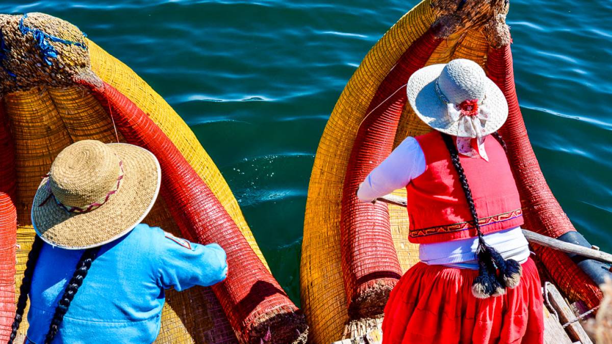 Rudernde Uros-Frauen | © Jürgen Kauss / Chamäleon Rudernde Uros-Frauen | © Jürgen Kauss / Chamäleon