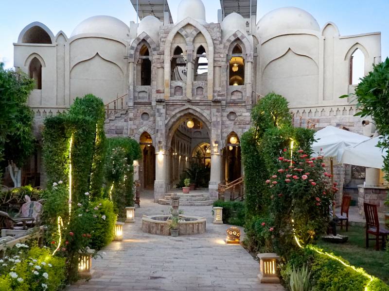 Embrace Luxor Hotel  |  Leandro Cocco, Embrace Luxor Hotel / Chamleon