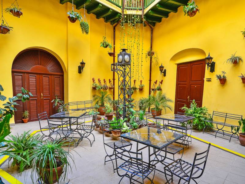 Camino del Hierro Innenhof Terrasse |  Camino del Hierro / Chamleon