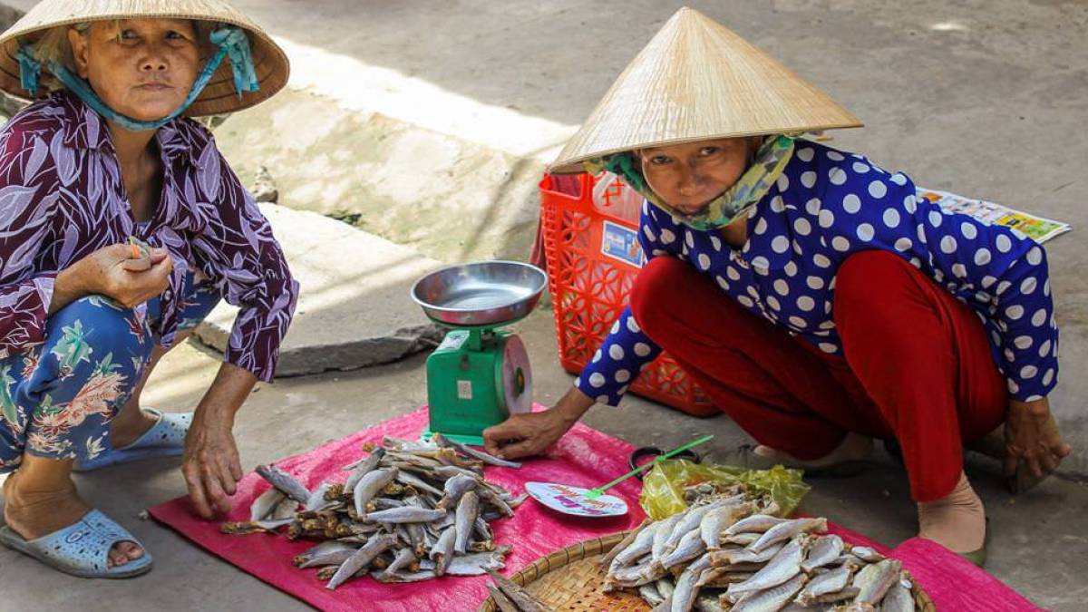 Frauen verkaufen Fisch auf dem Markt | © Claudia Exner / Chamäleon Frauen verkaufen Fisch auf dem Markt | © Claudia Exner / Chamäleon