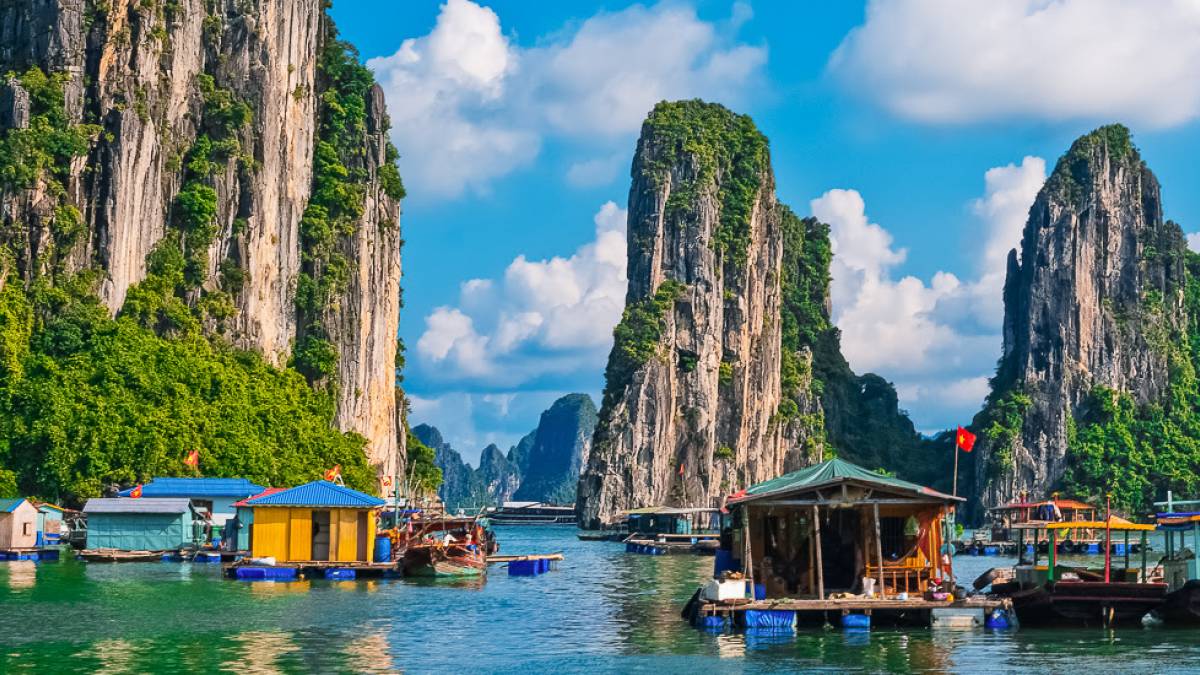 Floating village and rock islands in Halong Bay | © 12ee12, iStockphoto.com / Chamäleon Floating village and rock islands in Halong Bay | © 12ee12, iStockphoto.com / Chamäleon