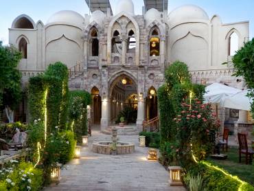 Embrace Luxor Hotel  |  Leandro Cocco, Embrace Luxor Hotel / Chamleon